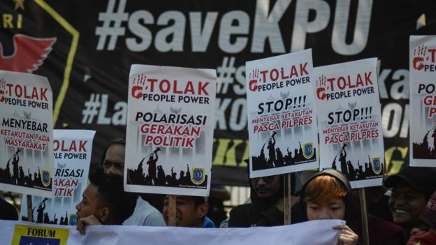 Massa yang tergabung dalam Forum Pasundan Bergerak (FPB) melakukan aksi tolak "people power" di depan Gedung KPU Jawa Barat, Bandung, Jawa Barat, Selasa (21/5/2019).