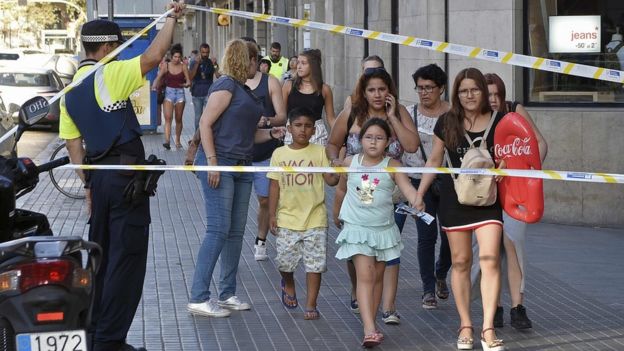 Niños y adultos huyendo de Las Ramblas de Barcelona, donde tuvo lugar un ataque terrorista el 17 de agosto.