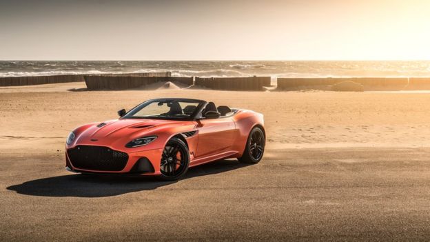 حداکثر سرعت مدل استاندارد آستون مارتین دی‌بی‌اس سوپرلجرا ۳۴۰ کیلومتر در ساعت است