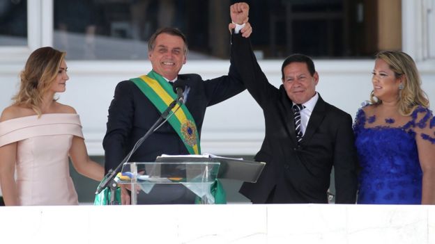Bolsonaro com a mulher, o vice Mourão e a mulher dele