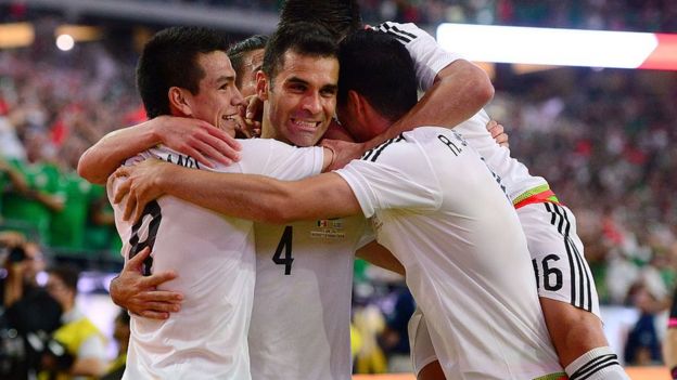 Rafael Márquez festeja un gol con la selección mexicana en la Copa América Centenario.