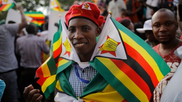 Ciudadano con la bandera de Zimbabue