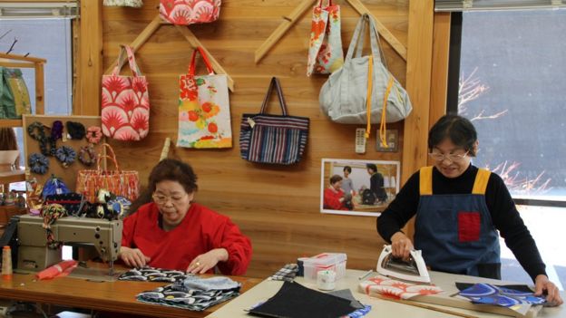 No Kurukuru Craft Center, artesãs produzem bolsas e outros itens a partir de matéria-prima reciclada