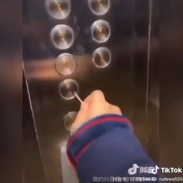 Palito de dente é usado para acionar botão de elevador