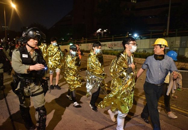 11月19日晚间，部分抗议者走出香港理工大学校园。