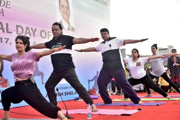 மஹாராஷ்ட்ரா முதல்வர் தேவேந்திர ஃபட்நாவிஸ் மும்பையில் யோகா விழாவில் கலந்து கொண்டார்.