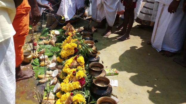 கடல் தாய்க்கு கன்னி பெண்கள் பொங்கல் வைத்து கொண்டாட்டம்