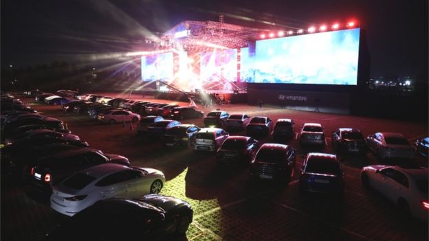 شركة هيونداي موتور أقامت حفلا موسيقيا في كوريا الجنوبية حيث شاهد الجمهور العرض من السيارات حفاظا على قواعد التباعد الاجتماعي