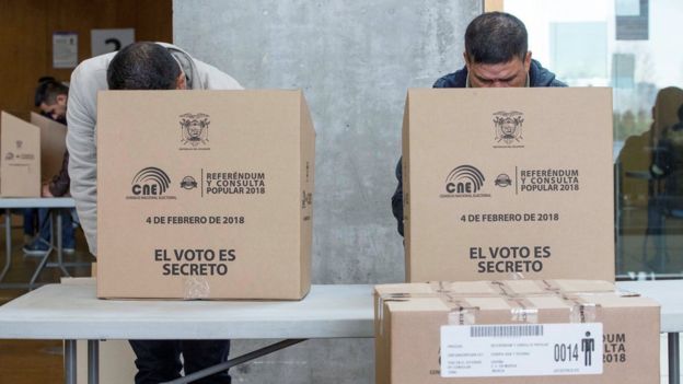 Ecuatorianos votando