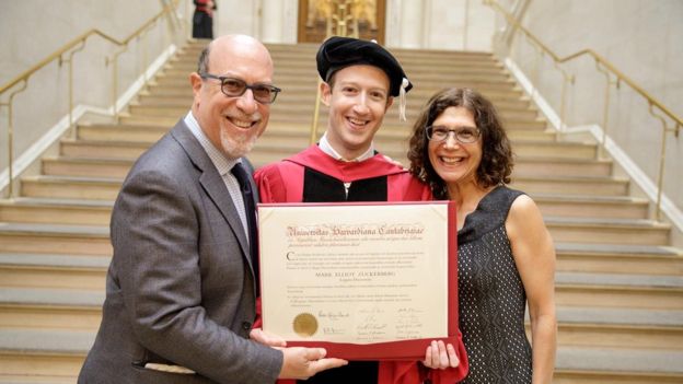 Марк Цукерберг с родителями и дипломом