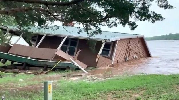 Un casa se cae al rÃ­o en Oklahoma.