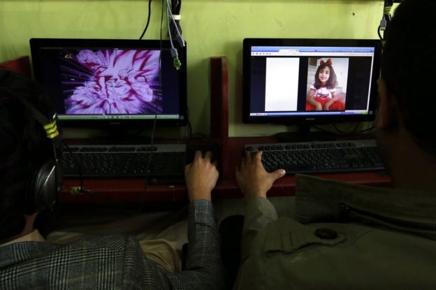 Un yemení mira en una computadora la foto una de las presuntas víctimas del operativo de EE.UU. en Yemen, Nawar al Awlaki, de 8 años, la hija de Anwar al Awlaki. Según EE.UU., éste era el ideólogo de AQAP.