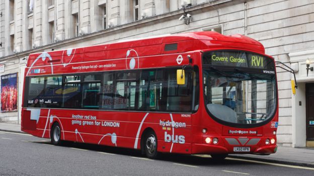 Autobús a hidrógeno en una calle de Reino Unido