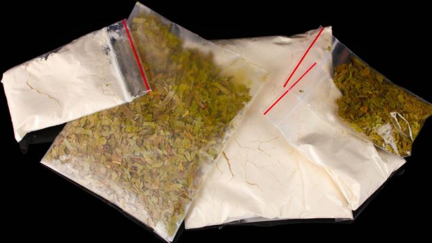 Imagem mostra pacotes de maconha e cocaína