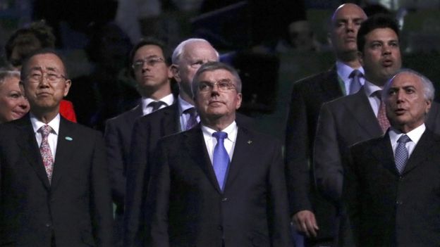El presidente del COI, Thomas Bach, centro, y el presidente interino de Brasil, Michel Temer (derecha).