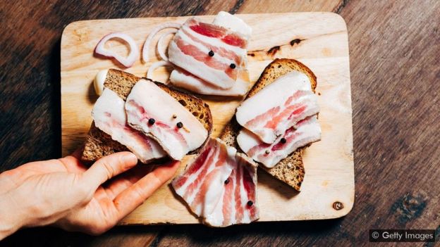 Uma porção de 85g de gordura de bacon tem cerca de 30g de gordura saturada, o limite diário recomendado para os homens