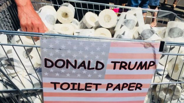 Un vendeur de papier toilettes à l'effigie de Donal Trump