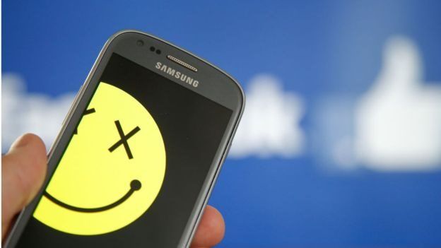 Эгер Facebook логин аркылуу кирсеңиз, сиздин социалдык тармактагы сүрөттөрдү FaceApp көрө алат, керек болсо жарыялай элек сүрөттөрүңдү да көрөт.