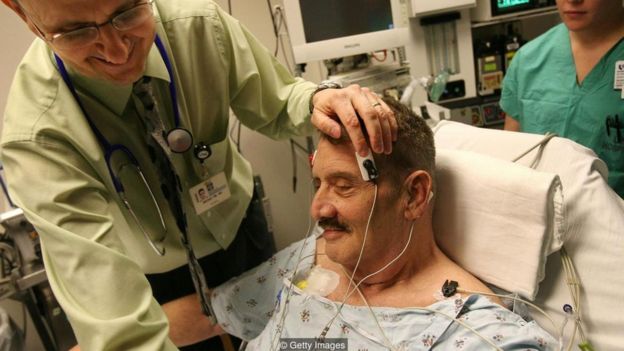 Un paciente con depresión severa es preparado para recibir TEC en un hospital del Norte de Carolina en 2008.