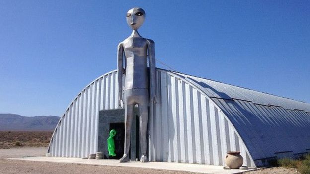 El llamado Centro de Investigación de Alienígenas es una tienda de souvenires situada en el extremo sur de la carretera.
