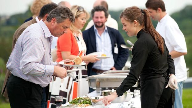 Katering Regis Banqueting melayani konsumen dalam acara luar ruangan