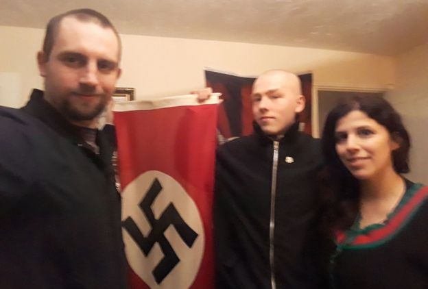 Darren Fletcher, Adam Thomas e Claudia Patatas com bandeira nazista