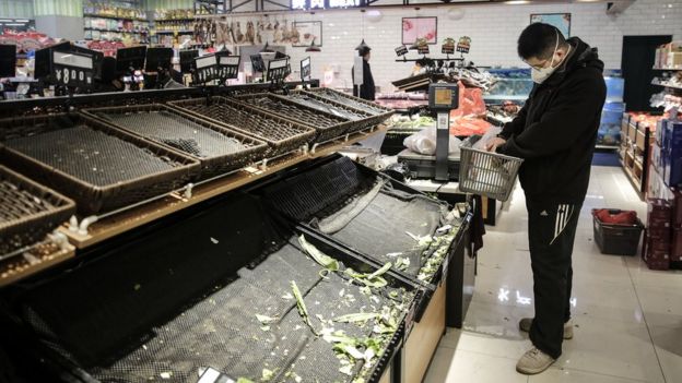 Çok sayıda Vuhanlının evlerine stok yapması nedeniyle marketlerde raflar boşaldı
