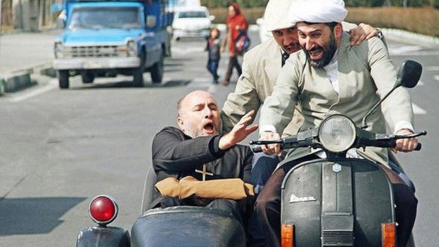 در فیلم اکسیدان جواد عزتی (اصلان) به دنبال یافتن راهی است تا با گرفتن ویزا بتواند نامزد خود را که از ایران رفته برگرداند