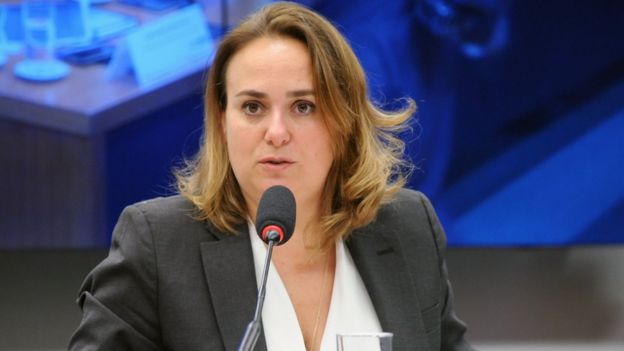 Eloísa fala no microfone em audiência na Câmara