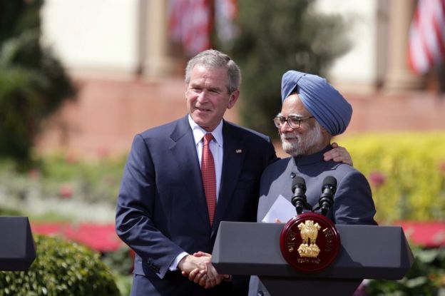 الرئيس الأمريكي السابق جورج بوش ورئيس الوزراء الهندي السابق مانموهان سينغ