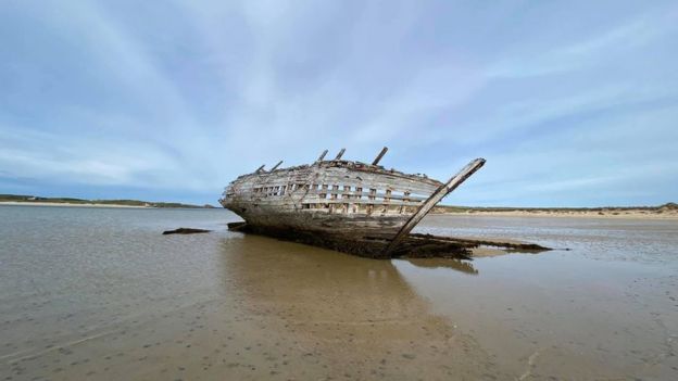 Bád Eddie: 'Race against time' to save Donegal shipwreck - BBC News