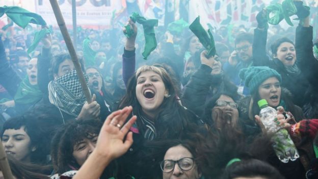 Manifestantes a favor de la despenalización en la Plaza de los Congresos, Buenos Aires