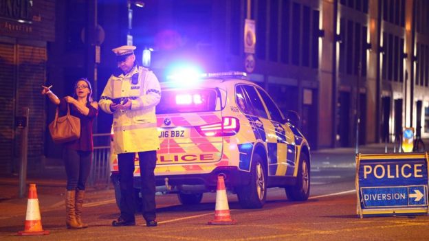 Polícia em Manchester próximo ao local da explosão