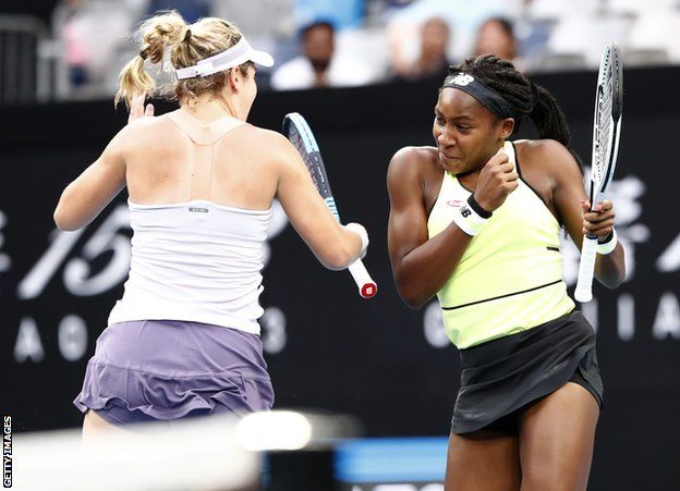 MELBOURNE, AUSTRALIE - JANVIER Catherine McNally et Coco Gauff, des États-Unis, célèbrent leur victoire dans le match de troisième tour du double féminin contre Shuko Aoyama et Ena Shibahara, du Japon, lors de la huitième journée de l'Open d'Australie 2020 au Melbourne Park, le 27 janvier 2020 à Melbourne, en Australie. (Photo par Darrian Traynor/Getty Images)