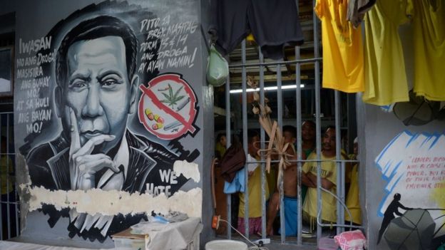 Prisão em Manila, com rosto de Duterte grafitado na parede ao lado de cela