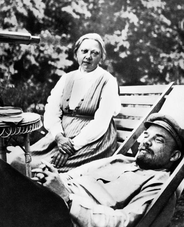 Lenin con su esposa Nadezhda Kupskaya en 1922