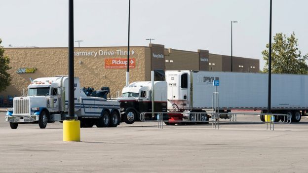 Camión frente al Walmart