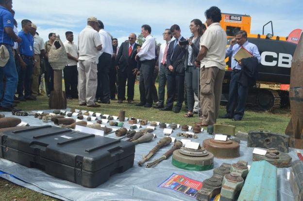 அகற்றப்பட்ட வெடிப் பொருட்கள் சில காட்சிப்படுத்தப்பட்டன.