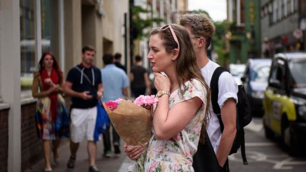 شماری از شهروندان برای ابراز همدردی با خانواده کشته‌ها در اطراف لاندن بریج گل می‌گذارند