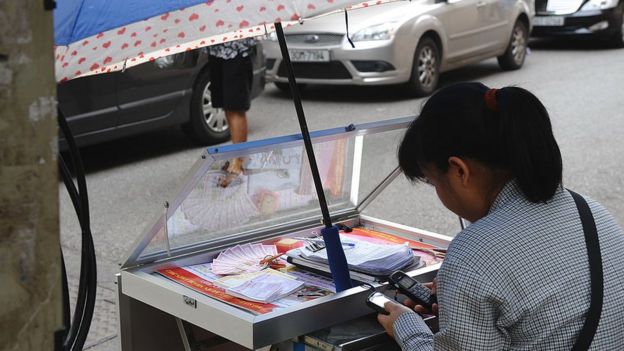 Nhiều người bán vé số mất việc tạm thời trong thời gian VN thực hiện các biện pháp cách ly xã hội (Hình minh họa)