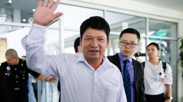 Đoàn Văn Thạnh, bố của Đoàn Thị Hương rời phiên tòa tươi cười hôm 1/4 sau khi biết tin con gái ông sẽ sớm được thả