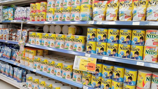 Estantes de leche materna en un supermercado de México
