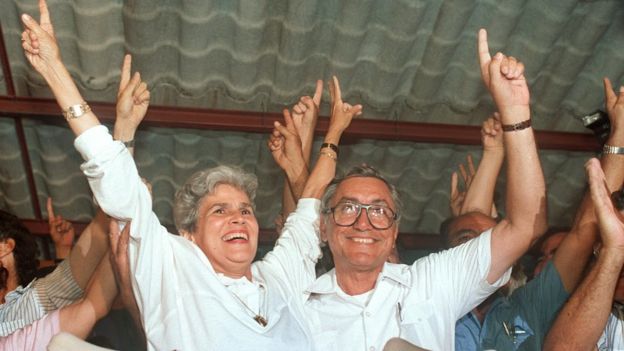 Violeta Chamorro celebrando su victoria electoral en Nicaragua.