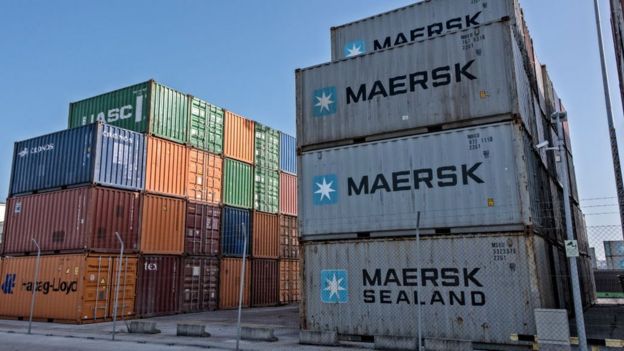 Contenedores en puerto de la empresa Maersk
