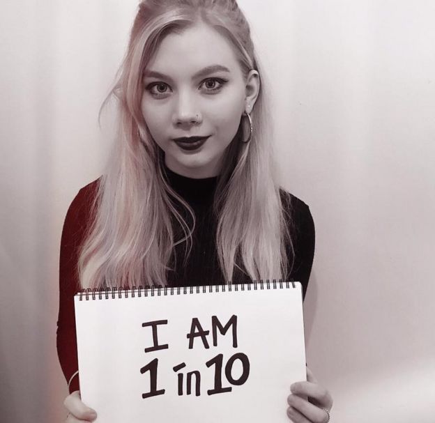 Se estima que una de cada 10 mujeres tienen endometriosis. "Yo soy una de 10", dice el cartel que sostiene Katy Johnston.