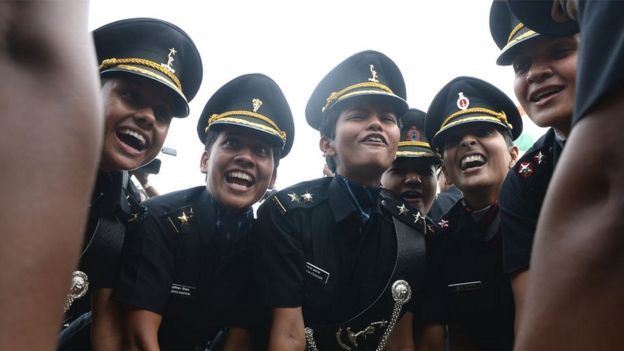 প্রশিক্ষণ অ্যাকাডেমিতে প্রশিক্ষণ শেষে সেনাবাহিনীর নারী ক্যাডেট।