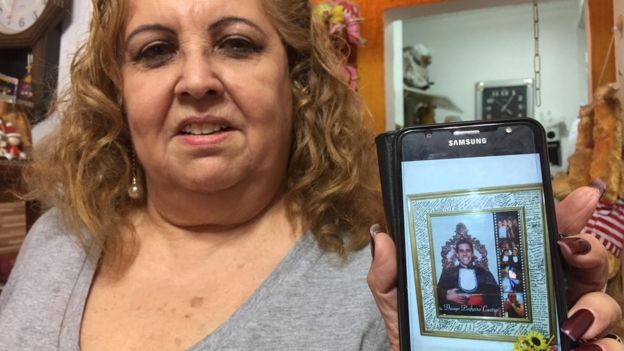 Francilene mostra foto do filho assassinado