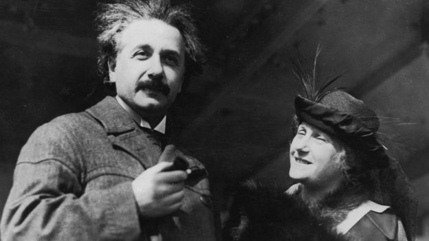 Einstein con su esposa