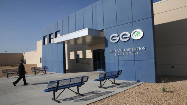 En 2017 Geo Group obtuvo unos ingresos de US$184 millones por contratos relaciones con ICE, y con el Cuerpo de Alguaciles de Estados Unidos.