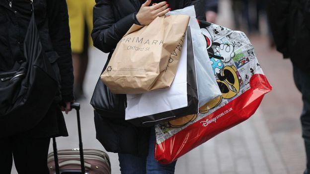 Mujer con bolsas de la compra